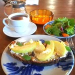 ブリコラージュ ブレッド アンド カンパニー ダイニング・カフェ - お気に入りリンゴハニーのブリコラージュブレッドタルティーヌのモーニング。20181212　エアロプレスコーヒーを、ホンジュラスのナチュラルで。ファンキー、ワイルドさあるおいしさ。アポロチョコみたい？！