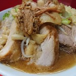 ラーメン二郎 - ほぐれた豚も入っていて肉率高い！嬉しい。
            かなりぶ厚い豚だけど、全ピースとも柔らかで味のしみも良く、素晴らしい出来映え