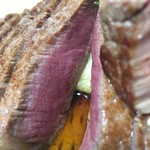 ビーフステーキ専門店　ひよこ - ヒレステーキ（断面）