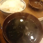 Yakiniku Beniya - 定食のご飯とワカメスープ