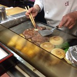 ビーフステーキ専門店　ひよこ - パターで風味付け