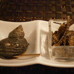 うなぎ屋酒坊・画荘 越後屋 - お通し２種　姫サザエ、骨揚げ