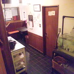 うなぎ屋酒坊・画荘 越後屋 - 画荘らしく店内には絵が