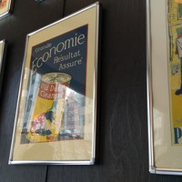 ビストロ ラ ポーレ - ロートレックが飾られる店内。