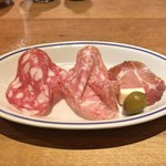 スガハラ - 黒胡椒入りサラミ + フェンネルシード入りサラミ + コッパ + 小桃の酢漬け + タレッジョチーズ