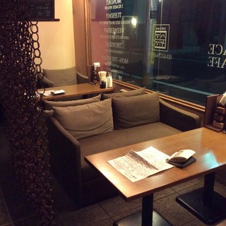 Ima Izakaya Hamayama - 通りに面したソファーのお席が人気です