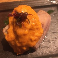 魚牛 - 炙ったまぐろの上にうに