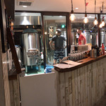 Y.Y.G. Brewery & Beer Kitchen - 外国の方がタンク側で作業されていました