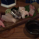 酒町ちゅうじろう - やや小ぶりカットやけど鮮度も申し分ない「造り盛り５種（ぶり・ヒラメ・きびなご・焼き穴子・シマアジ）」