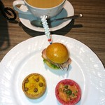 Buffet & Cafe GINZA SAI - 鴨肉のブリオッシュサンドとキッシュ
            小さいサイズで食べやすい～♪