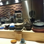 和食とお酒 紬 - カウンターからオープンキッチン。