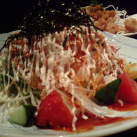 和牛料理 要 - ピリ辛大根サラダ（奥はホルモンから揚げ）