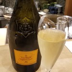 馳走 啐啄一十  - お酒①ヴーヴ・クリコ・ラ・グランダム 2006
      ピノ・ノワール53%、シャルドネ47%
      ポンサルタンの鋭角的な味わいとは異なり、円やかで芳醇な味わい、結構好きかも。