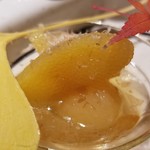 馳走 啐啄一十  - (02)生数の子(北海道根室産)
      船上で獲ったばかりの鰊から取り出して塩振りをした生の数の子だそうです
      普通の数の子と比べ明らかに軟らかく卵の甘みと旨みが素晴らしい
      これ程のものは食べたこと無いです