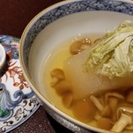 馳走 啐啄一十  - (04)源助大根、滑子、真昆布の縦削り、出汁(いりこ、鰹節、鯖節、あご節)
      出汁の主役は真昆布、その脇を固める魚系出汁の4重奏
      淡い琥珀色の出汁が源助大根に滲みて、穏やかで円やかな味わいが楽しめます