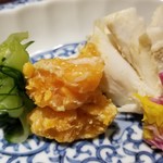 馳走 啐啄一十  - (05)渡り蟹(雌)(山口県光産)の身と内子
      渡り蟹の産卵期は春～夏、雌蟹の旬は冬～初夏で包卵期
      身の甘みと香りに加え、卵の旨みを一緒に味わうと更に良いですね♪
      土佐酢でさっぱり味わいます