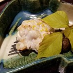 馳走 啐啄一十  - (06)真鱈(新潟県佐渡島産)の白子の備長炭炙り、銀杏(熊本県産)、零余子(群馬県産)
      炭焼きで炙ると芳ばしさが高まり、表面の少しパリッとした食感と中の濃厚なクリーミーさのコントラストが楽しい。