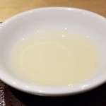 馳走 啐啄一十  - ☆10年もの利尻昆布出汁(奥井海生堂1級)
      5年もの利尻昆布のキレのある味わいとは全く異なり、非常に豊潤で薫り高い。
      深い旨み、円やかな味わいで驚くばかり。