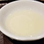 馳走 啐啄一十  - ☆5年もの利尻昆布出汁(奥井海生堂1級)
      当たり前ですがいつも飲んでいる味わい。
      利尻昆布の出汁は透明感がありながらも輪郭がはっきりしたキレのある味わい。