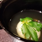 馳走 啐啄一十  - (07)渡り蟹(山口県光産)の真薯、10年もの利尻昆布と2年もの本枯れ節(鹿児島県枕崎産)の出汁のお椀
      今回、特別に使った10年もの利尻昆布に2年もの本枯れ節のお出汁、もう凄過ぎ！(@_@)