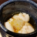 馳走 啐啄一十  - (08)真鱈(新潟県佐渡島産)の白子、ポン酢掛け
      サッと湯引きした白子のコクのある旨みを28年間継ぎ足しの自家製ポン酢で。
      大根おろしに削った柚子の皮を混ぜて爽やかに頂きます。