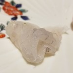 馳走 啐啄一十  - (09)鮃(熊本県天草産)(3日寝かせ)
      産卵期は春～初夏、旬は秋～晩冬。
      九州なので旬の入り初めくらい。
      少し寝かせて甘い鮃の旨み引き出してあります。