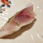 馳走 啐啄一十  - (13)真鯵(愛媛県産)(3日寝かせ)
      産卵期は春～夏、旬は秋～冬。
      晩秋になり脂のりが良くなってきました。
      そして瀬付きなので、メインの餌は地海老と小さな蟹なので身の旨みが濃厚です。