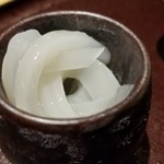 馳走 啐啄一十  - (14)剣先烏賊(5日寝かせ)
      良く似ている槍烏賊よりも胴が太く、身の甘みも強め。
      一般に剣先烏賊>槍烏賊という位置付け。
      烏賊らしい食感と5日寝かせの旨みが両立する仕上がりもまた良いです。