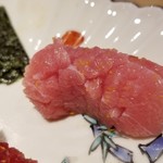 馳走 啐啄一十  - (17)目撥鮪(メバチマグロ)(宮城県三陸沖産)中トロ
      前回の本鮪(青森県大間産)の中トロに続いて、目撥鮪の中トロを頂き、脂の旨みの濃さ違いがはっきりと分かりました。
      やはりサッパリしています。