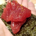 馳走 啐啄一十  - (16)目撥鮪(メバチマグロ)(宮城県三陸沖産)赤身
      海苔に載せて磯辺巻きで頂きました。
      こういう食べ方も良いものですね。