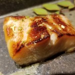 馳走 啐啄一十  - (18)金目鯛(静岡県駿河湾産・サスエ前田鮮魚店)の炭火焼き、万願寺唐辛子、湯葉
      皮目から芳ばしさが薫り、じっくりと火が通り脂が一段と旨みを増しています。
      上品な味わいが金目鯛らしくて美味しい♪