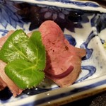 馳走 啐啄一十  - (19)栃木牛(A5)イチボのローストビーフ
      備長炭でじっくり焼き上げられ肉自体の旨みが増していますし、 芳ばしく薫り立っています。