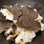 馳走 啐啄一十  - (20)疣西洋松露(奈良県産)(熟成)ご飯
      いわゆる国産トリュフとの別称があるほどトリュフと似ています
      熟成したものでなければ薫りが足りないそうですが、炊きたてご飯に載せるとしっかり薫り味わいもします