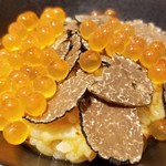 馳走 啐啄一十  - (21)冬トリュフご飯(玉子入り)
      フレッシュな冬トリュフの華やかで艶やかな薫りが立ち昇って来ます。
      やっぱり疣西洋松露とは薫りの立体感が違います！
      イクラを載せて円やかな旨みとコクを楽しみます。