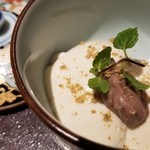 馳走 啐啄一十  - (22)胡麻プリン
      モチモチぶるぶるな食感と控えめな甘さ。
      滑らかな口溶け。
      こし餡も溶ける様な円やかさ。
      白胡麻の香りが宴の終演を彩ります。