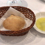 パスタランチ（タリアテッレ 厳選国産牛赤身肉のラグーソース） ¥2,000 に付くパン