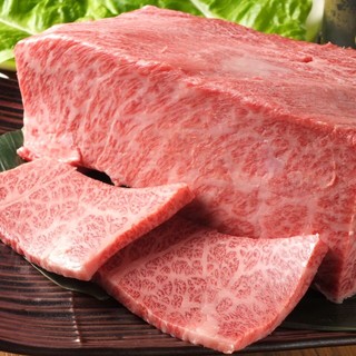 Enjoy high-quality Japanese black beef! The special thick-sliced tongue is a must-try.