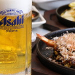 Atsuchi Kotsuchi - 生ビール（中）とお好み焼き