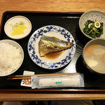 Gohandokoro Nakamuraya - サバの味噌煮、ほうれん草のごま和え、粕汁。