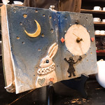 98357247 - 秒針だけの置き時計。