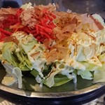 焼肉ホルモン伊達 - パリパリキャベツ（キャベツに天かす、削り節、紅生姜のトッピングとマヨネーズ）