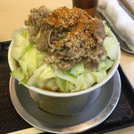 なぜ蕎麦にラー油を入れるのか。 - 牛煮そば890円並。なぜ丼がちいさいのか。