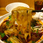 赤坂麻辣牛肉麺 - ウドンかと思ったら刀削麺でした