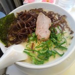 博多天神 - きくらげラーメン600円(税込)
            きくらげの盛りっぷりが良い♪(*＞∇＜)ﾉ
            定番の紅生姜と高菜 相性抜群！
            一杯目から思ってましたが、こちらの１玉大きいです！
            安いし旨いし超満足♪また来ます！