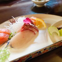魚庵 千畳敷 - 刺身盛り合わせ
                  鮪、鰤、サーモン