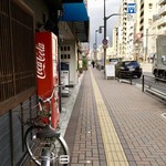 弁天山美家古寿司 - 店の前を通る "馬道通り"