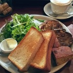 パーラー江古田 - トーストセット980円。税抜き　ドリンクにカプチーノ。スライスパンは、フォカッチャ・くるみコンプレ・カシューナッツ黒胡椒各スライス。20181212　サラダ多め♡　パーラーのトーストよく焼き最高～！！