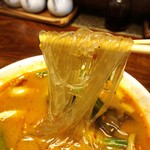 中国料理 壱龍釜 - 麻辣スープ春雨(激辛・赤の麻辣ベーシック3品)の麺リフトアップ