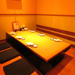 Sakanaya Asajirou - 温かい照明が落ち着いた雰囲気で居心地の良い朝次郎。座敷は最大で18席。囲いのあるテーブル席も有ります。