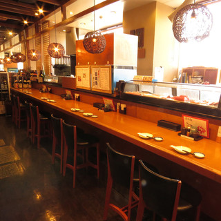 Sakanaya Asajirou - 人気のカウンター席。料理人の調理風景を眺めながら、新鮮な料理を堪能できる席です。